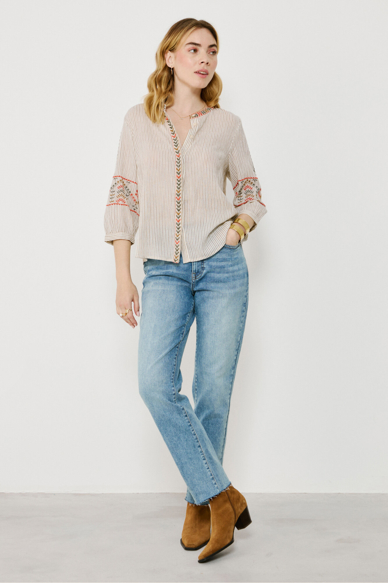 Vila Blusa de algod&atilde;o com bordado &eacute;tnico