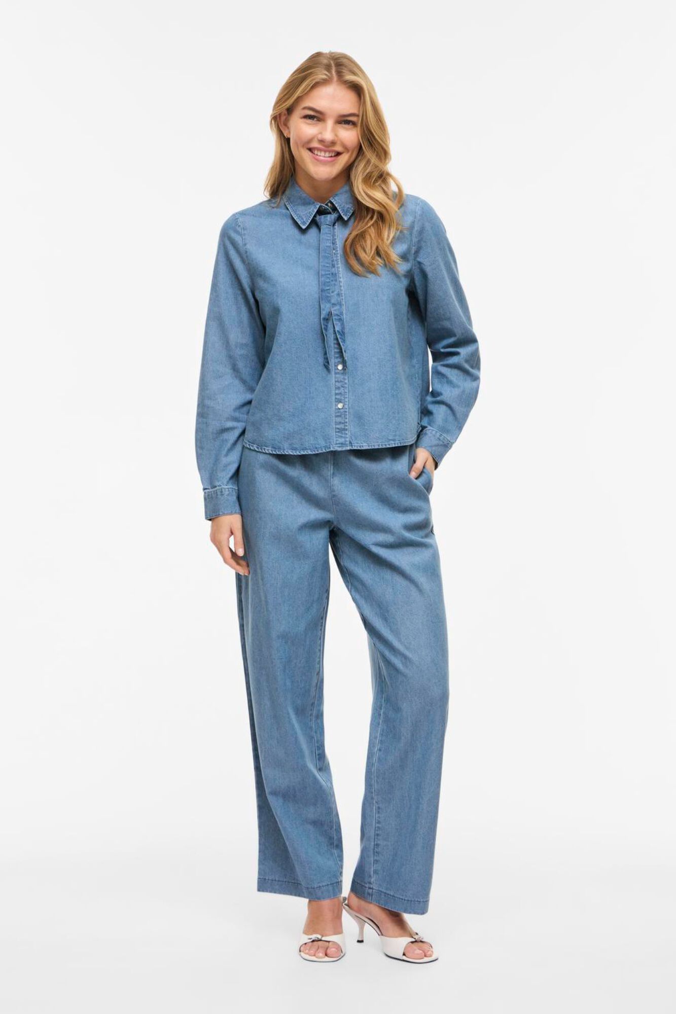 Vila Camisa de ganga com la&ccedil;ada no pesco&ccedil;o