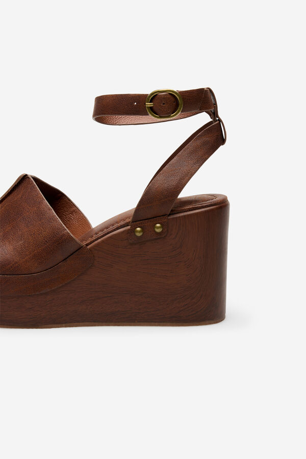 Cortefiel Wedge sandal with a wood effect Brown