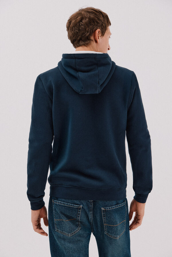 Cortefiel <br>-Regular fit<br>-Tejido felpa combinado con tejido técnico <br>-cierre frontal con cremallera, capucha y bolsillos laterales<br>-Al comprar nuestros productos de algodón estás apoyando nuestra inversión en la iniciativa Better Cotton. Este producto Navy