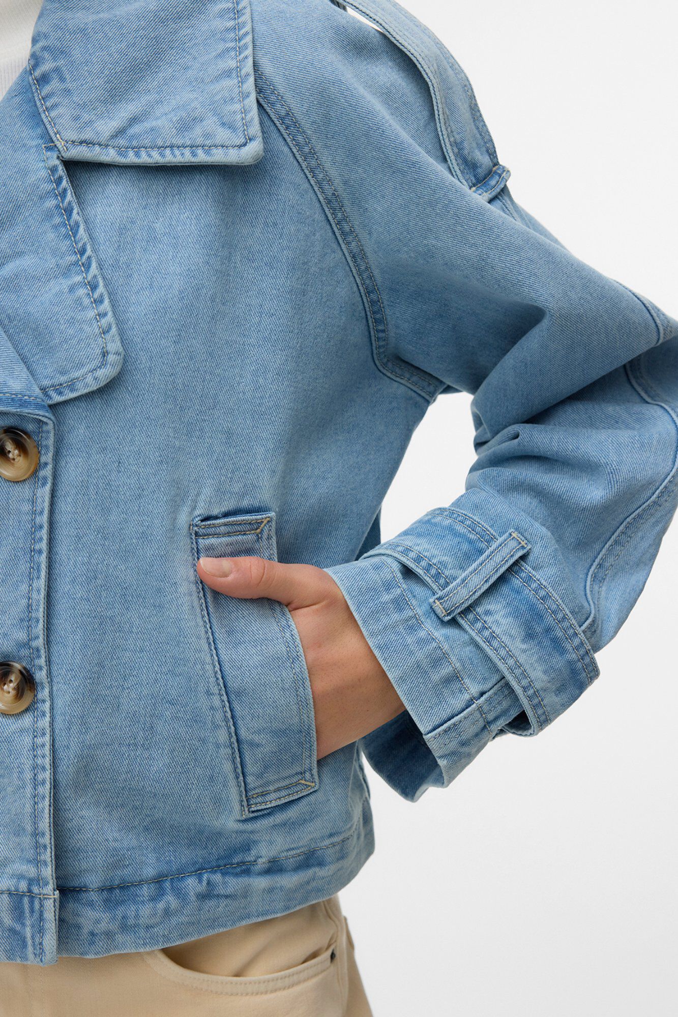 Vero Moda Blus&atilde;o denim gola de aba