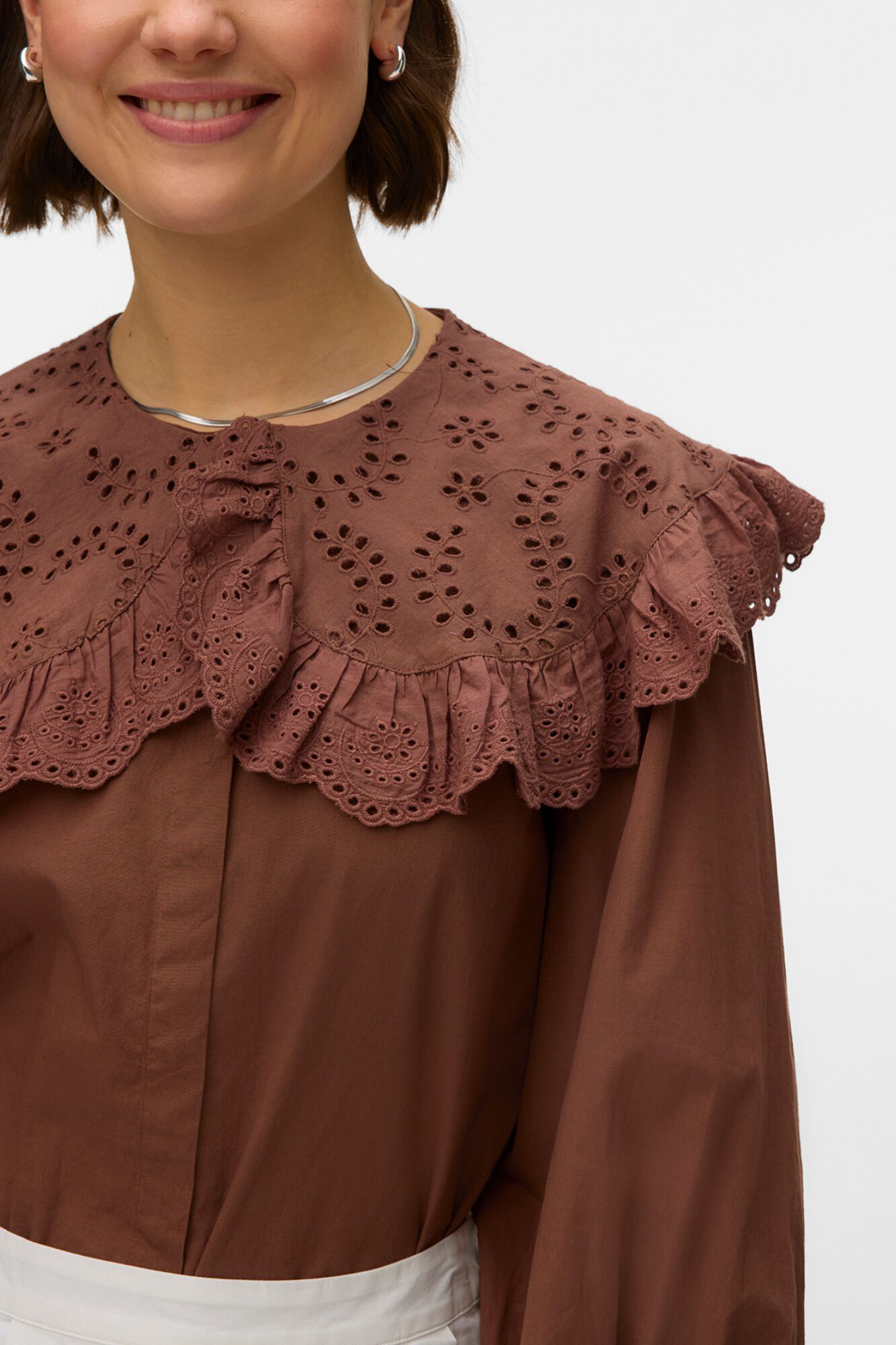 Vero Moda Blusa con cuello bordado y volante