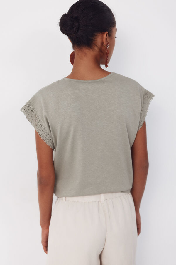 Cortefiel Camiseta de tecido texturizado com detalhes. Verde