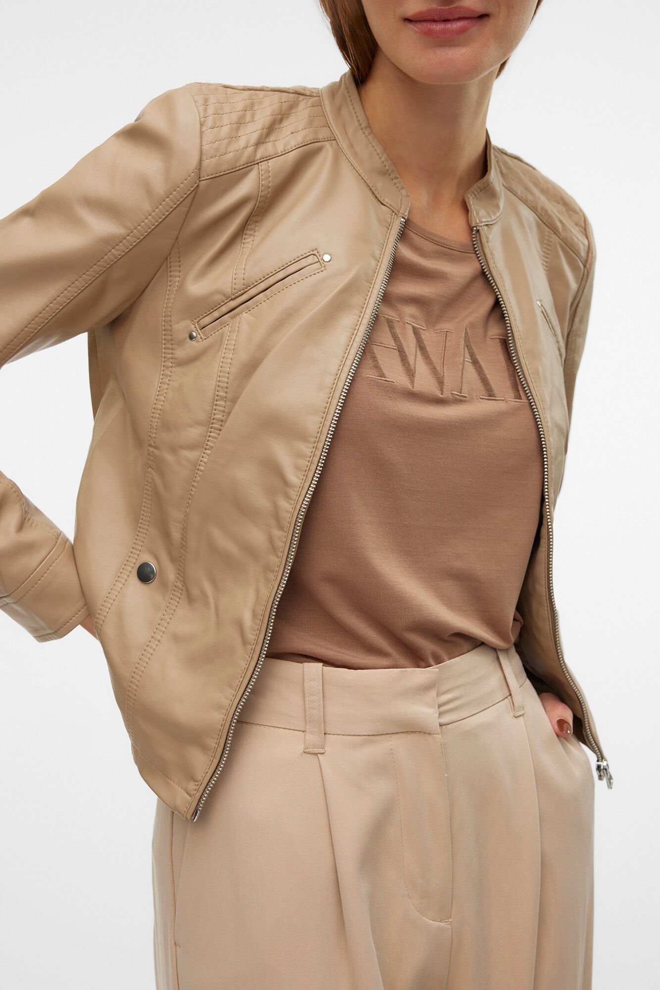 Vero Moda Blus&atilde;o gola Perkins efeito pele