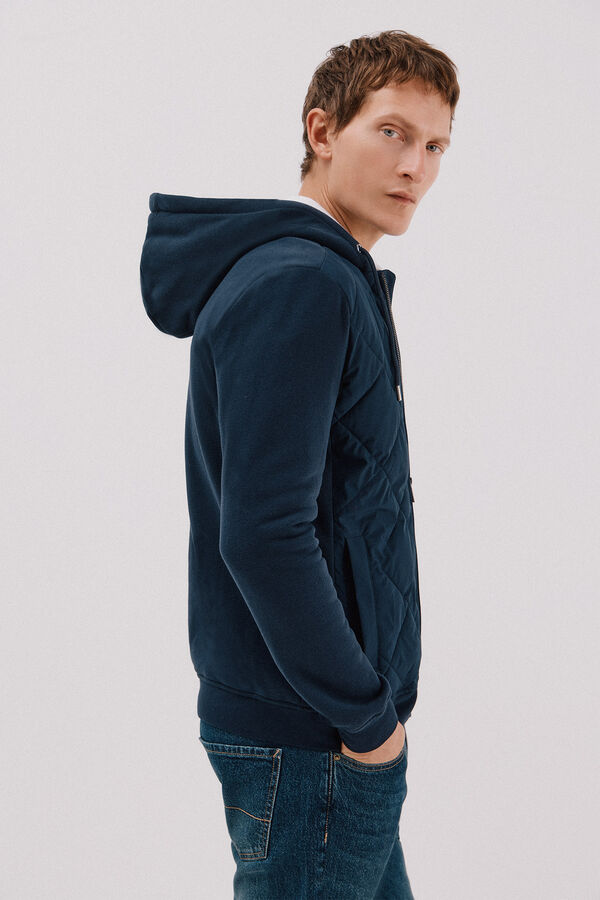 Cortefiel <br>-Regular fit<br>-Tejido felpa combinado con tejido técnico <br>-cierre frontal con cremallera, capucha y bolsillos laterales<br>-Al comprar nuestros productos de algodón estás apoyando nuestra inversión en la iniciativa Better Cotton. Este producto Navy