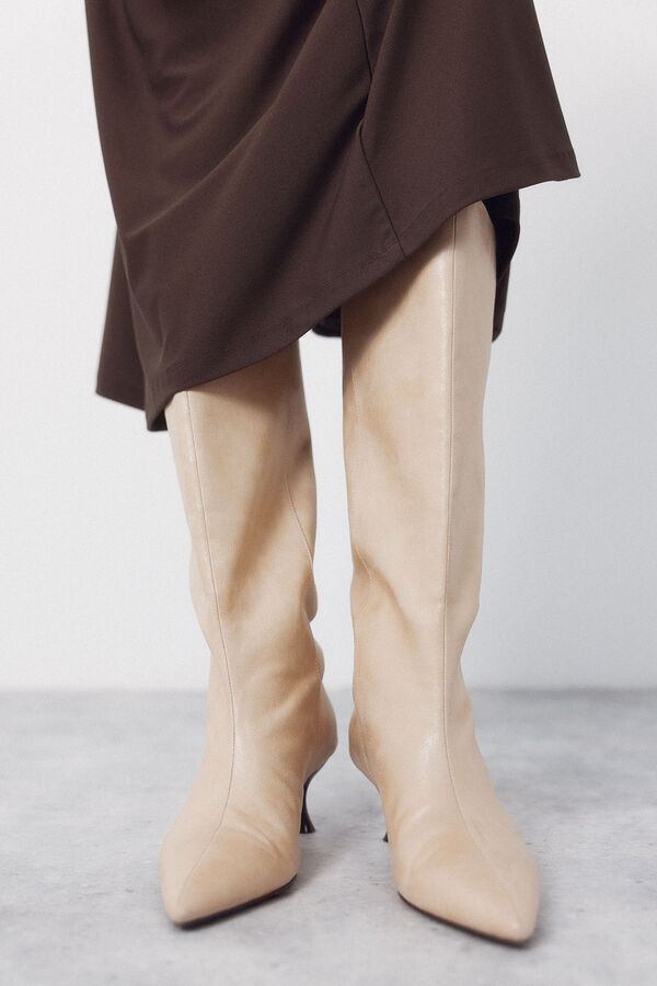 Cortefiel Bota tac&oacute;n kitten efecto coco Beige