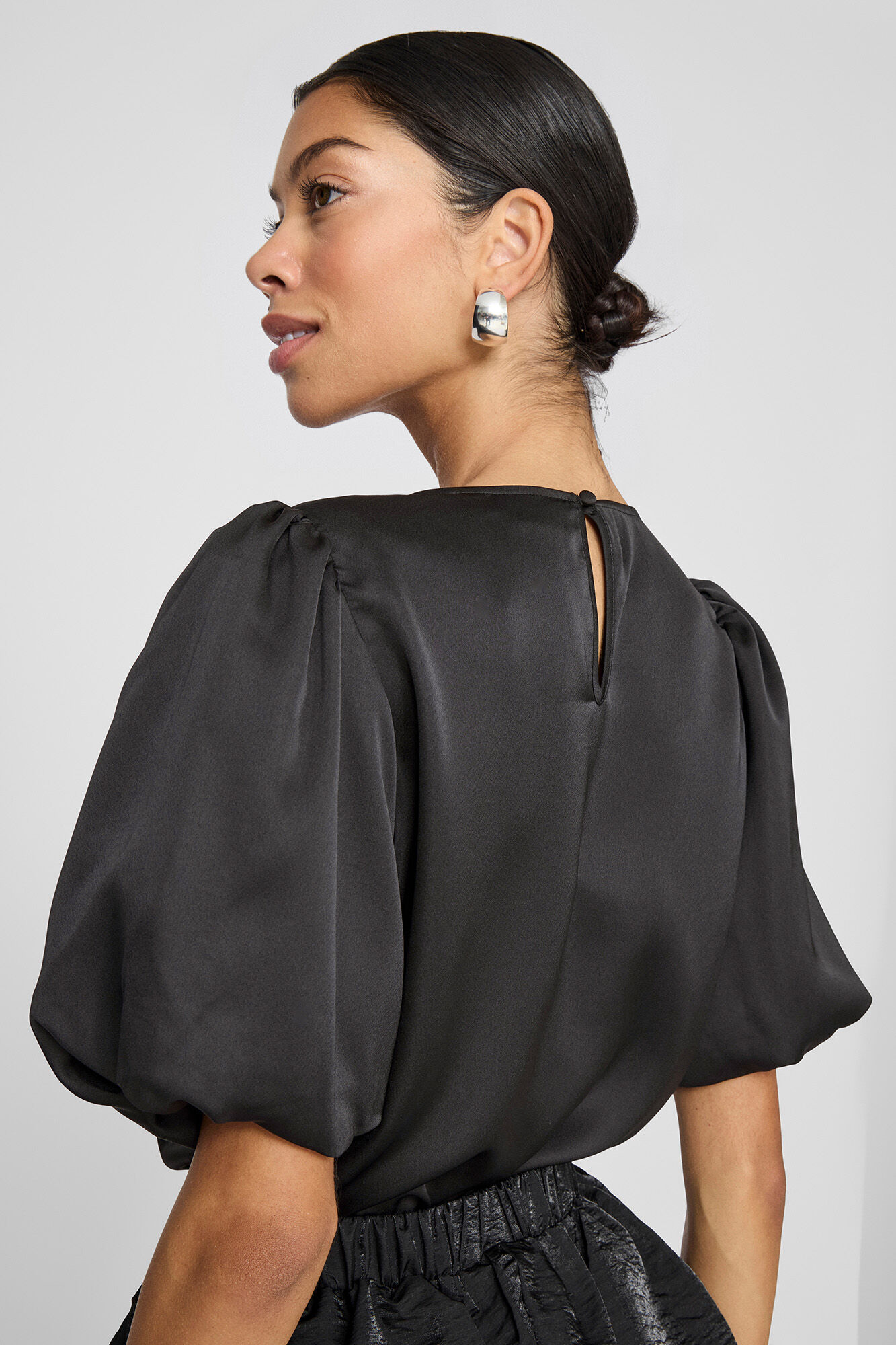 Vila Blusa manga bal&atilde;o acetinada