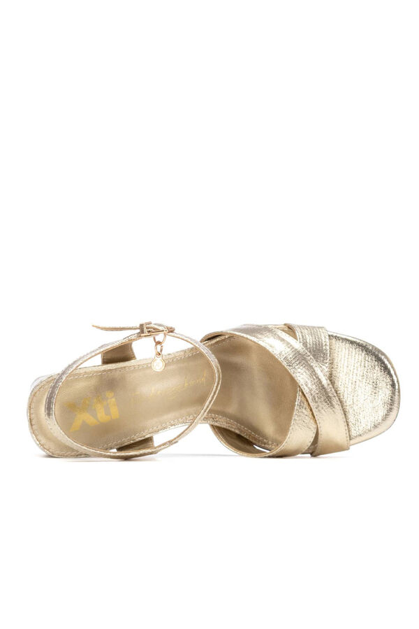 XTI Sand&aacute;lia metalizada cruzada de vestir com tac&atilde;o Dourado