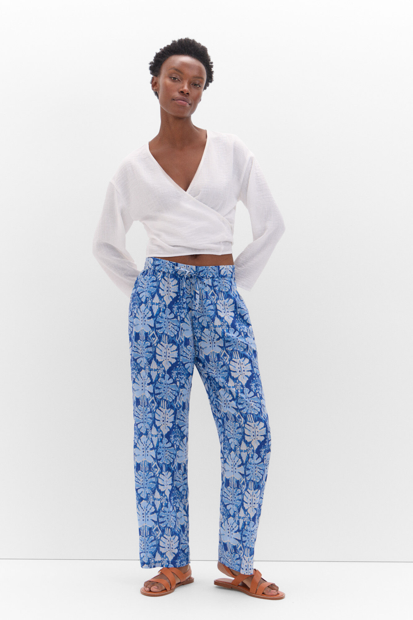 Pantalon fluido estampado Pantalones de mujer Cortefiel