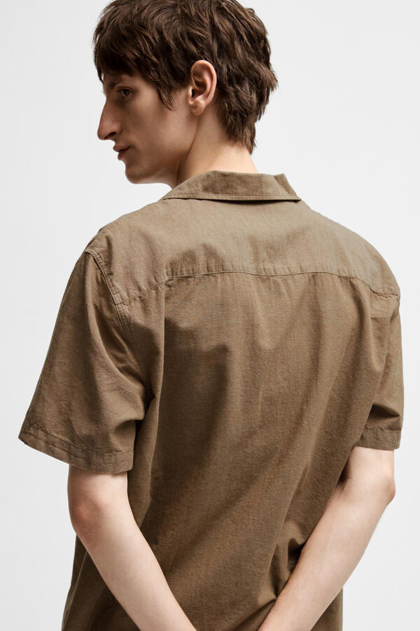 Cortefiel Camisa de manga corta confeccionada con lino y algodón reciclado. Tabaco