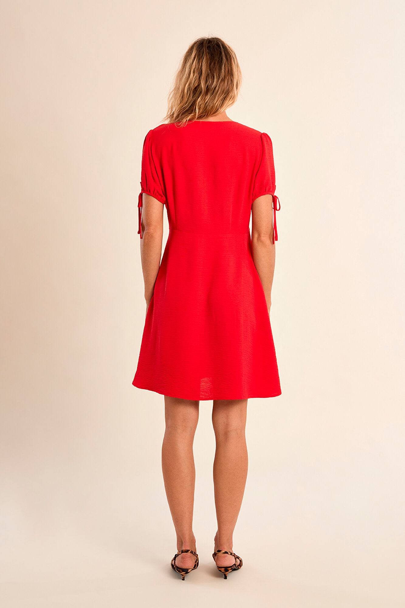 Molly Bracken Vestido de manga curta com detalhe de la&ccedil;ada