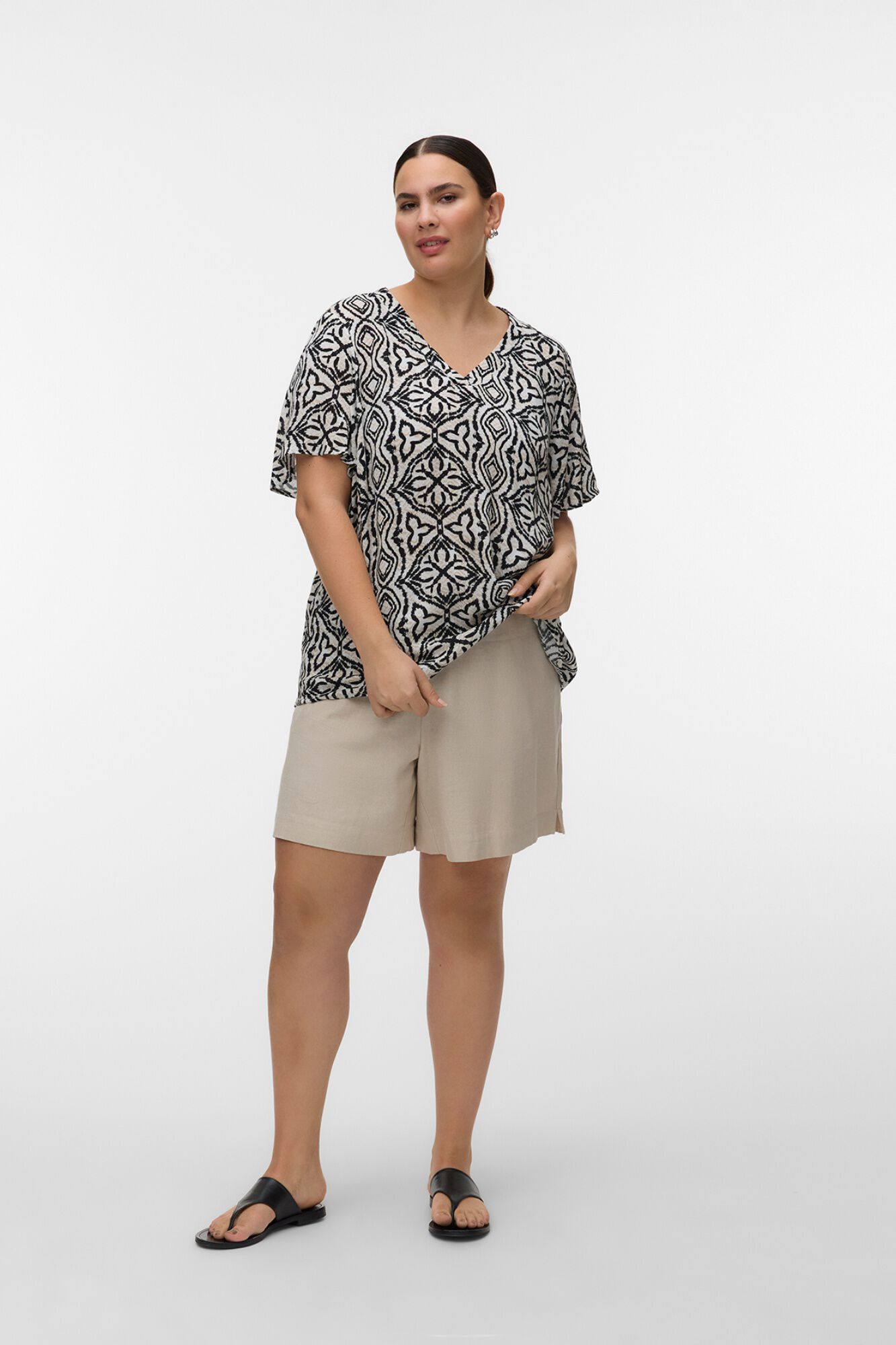 Vero Moda Curve Top de manga corta y cuello pico talla grande