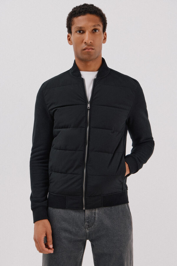 Cortefiel <br>-Regular fit<br>-Tejido felpa combinado con tejido técnico <br>-Cierre frontal con cremallera, cuello bomber y bolsillos laterales<br>-Al comprar nuestros productos de algodón estás apoyando nuestra inversión en la iniciativa Better Cotton. Este pr Black