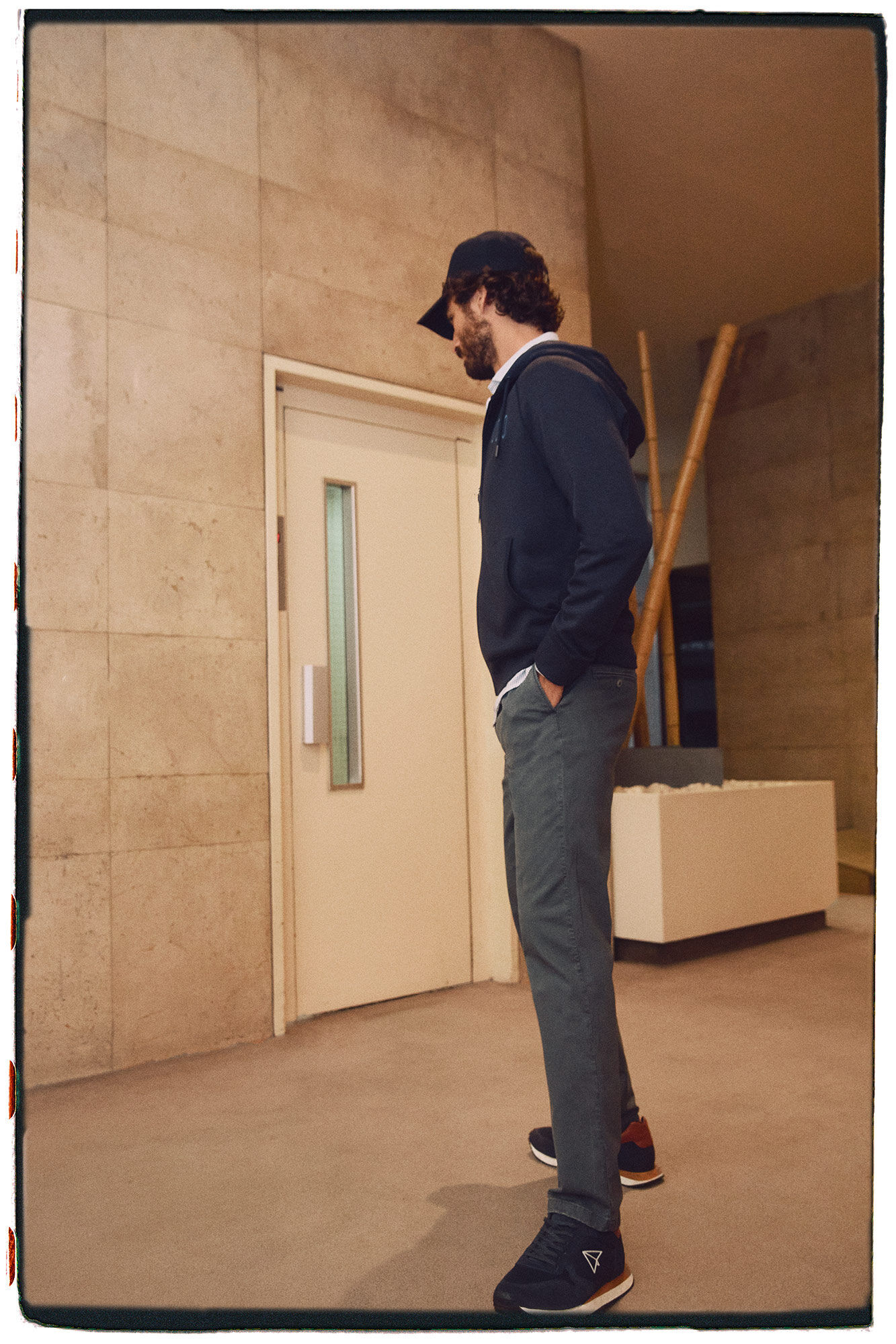 Pantal n chino con ajustador lateral Pantalones de hombre