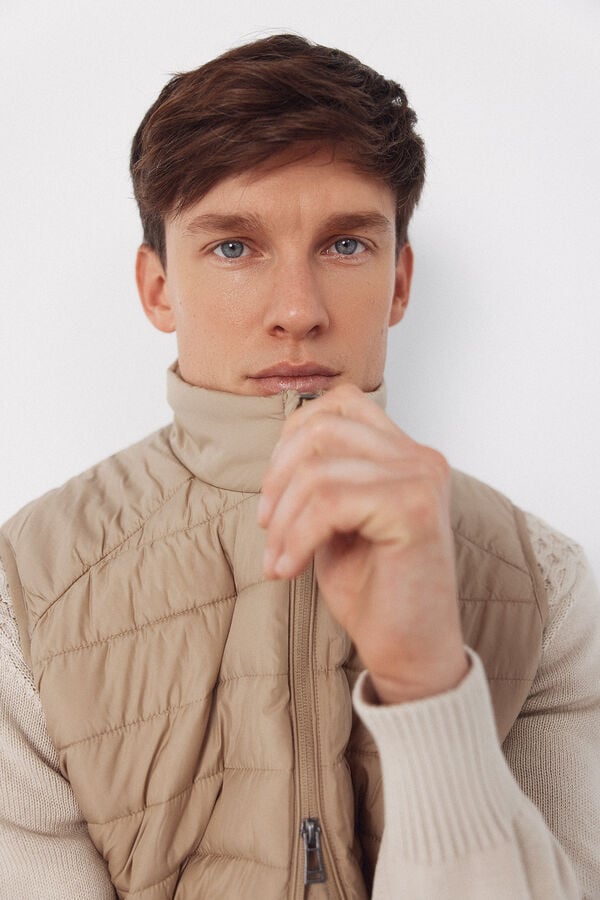 Cortefiel Ultra-light quilted gilet Beige