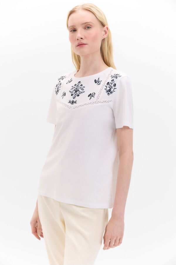 Cortefiel T-shirt with embroidered and hemstitches White