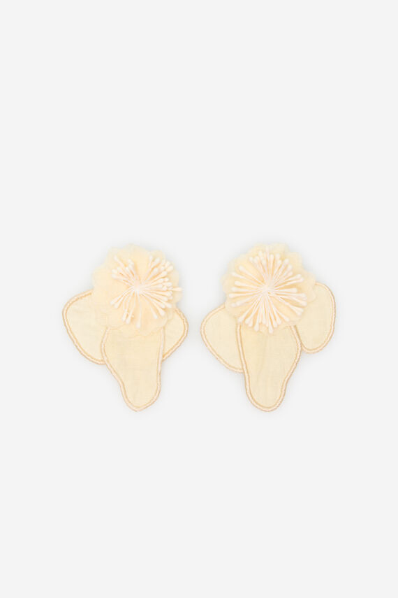 Pendientes de flor en tejido
