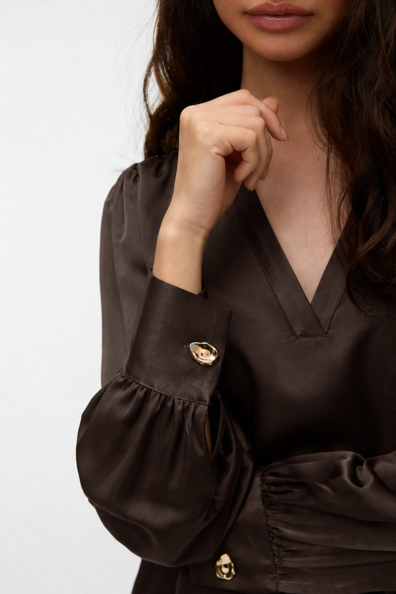 Vero Moda Blusa acetinada com bot&otilde;es dourados