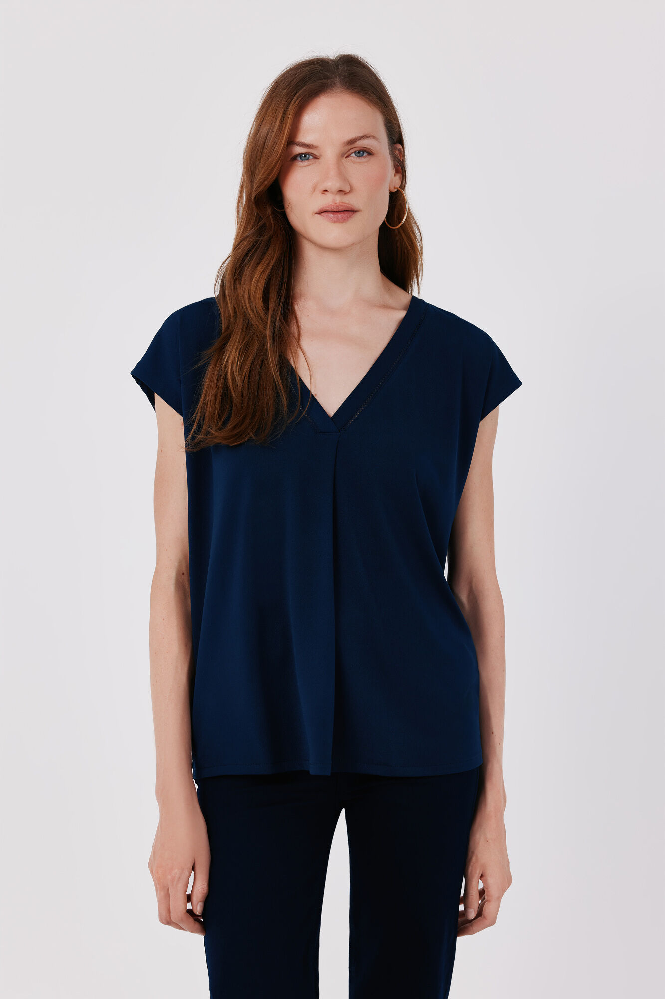 Cortefiel Camiseta pico con detalle puntilla