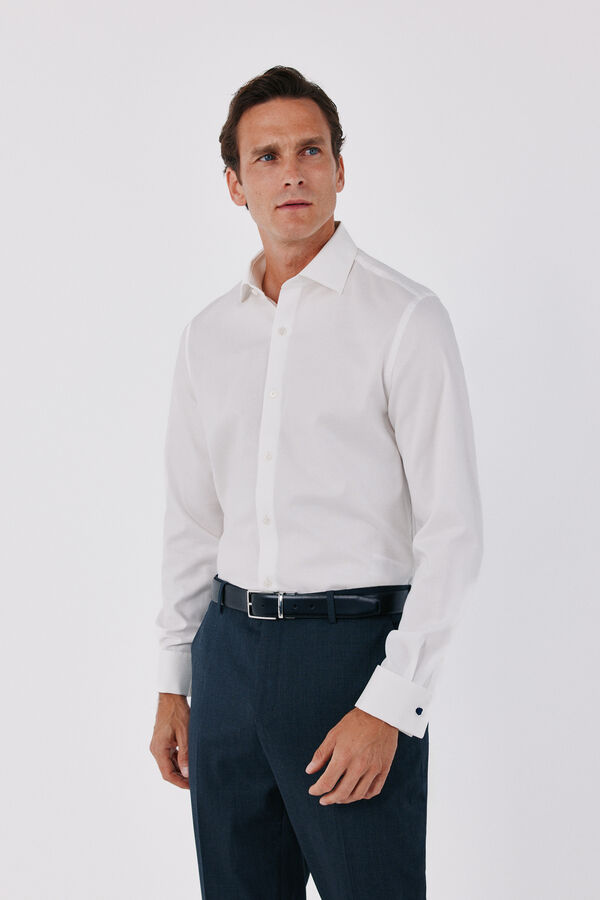Cortefiel Camisa de vestir lisa de f&aacute;cil engomado com punho para bot&otilde;es de punho Branco