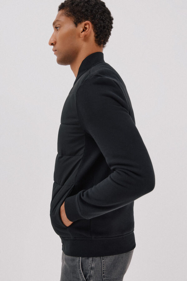 Cortefiel <br>-Regular fit<br>-Tejido felpa combinado con tejido técnico <br>-Cierre frontal con cremallera, cuello bomber y bolsillos laterales<br>-Al comprar nuestros productos de algodón estás apoyando nuestra inversión en la iniciativa Better Cotton. Este pr Black