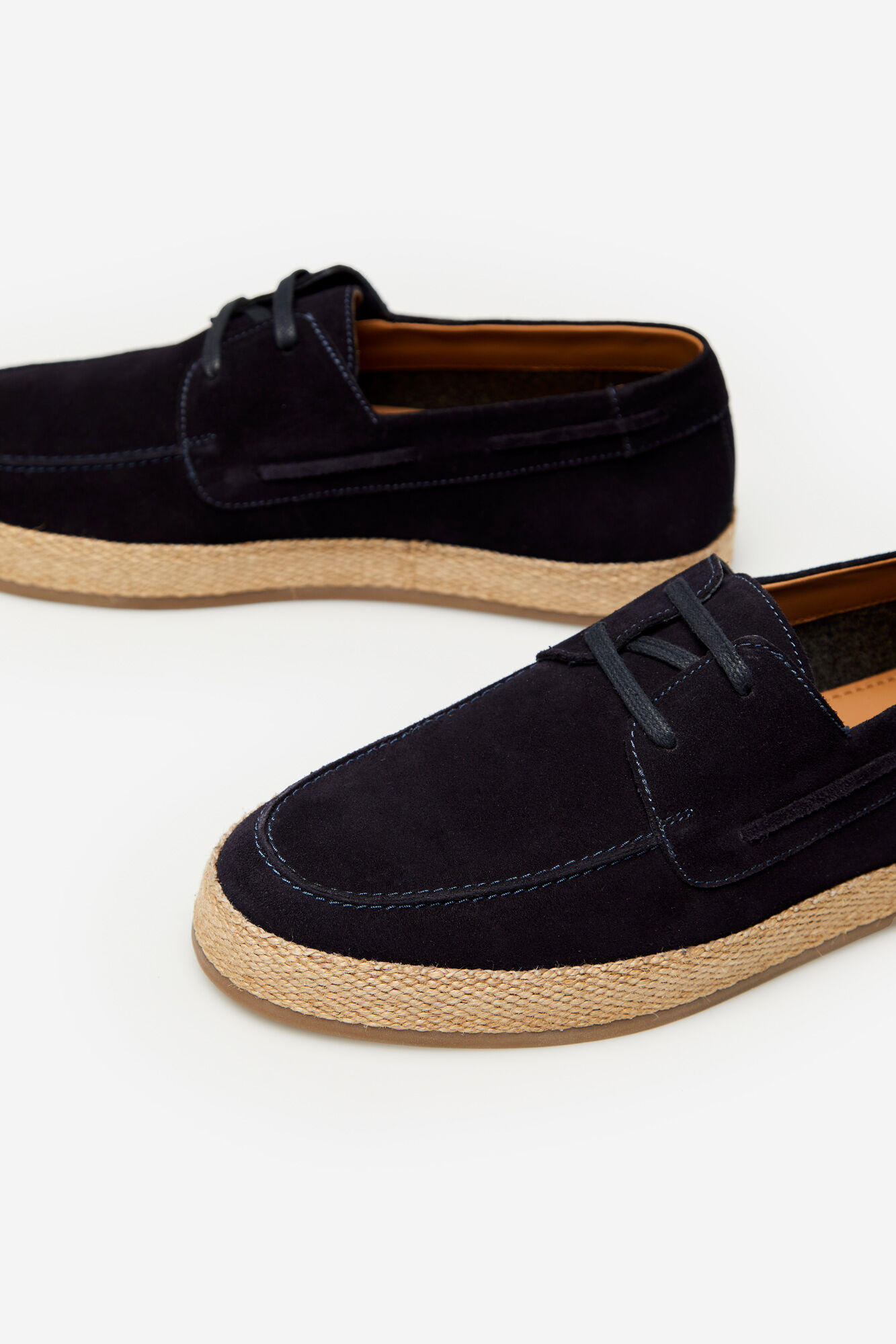 Deck shoes with rubber sole