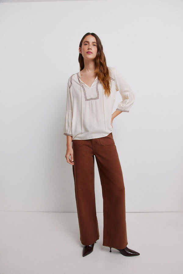 Vila Blusa boho com bordados em contraste Tostado