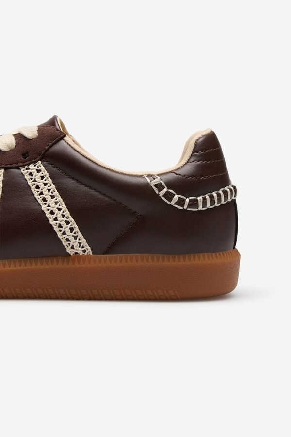 Cortefiel Zapatilla plana detalle crochet Marr&oacute;n oscuro