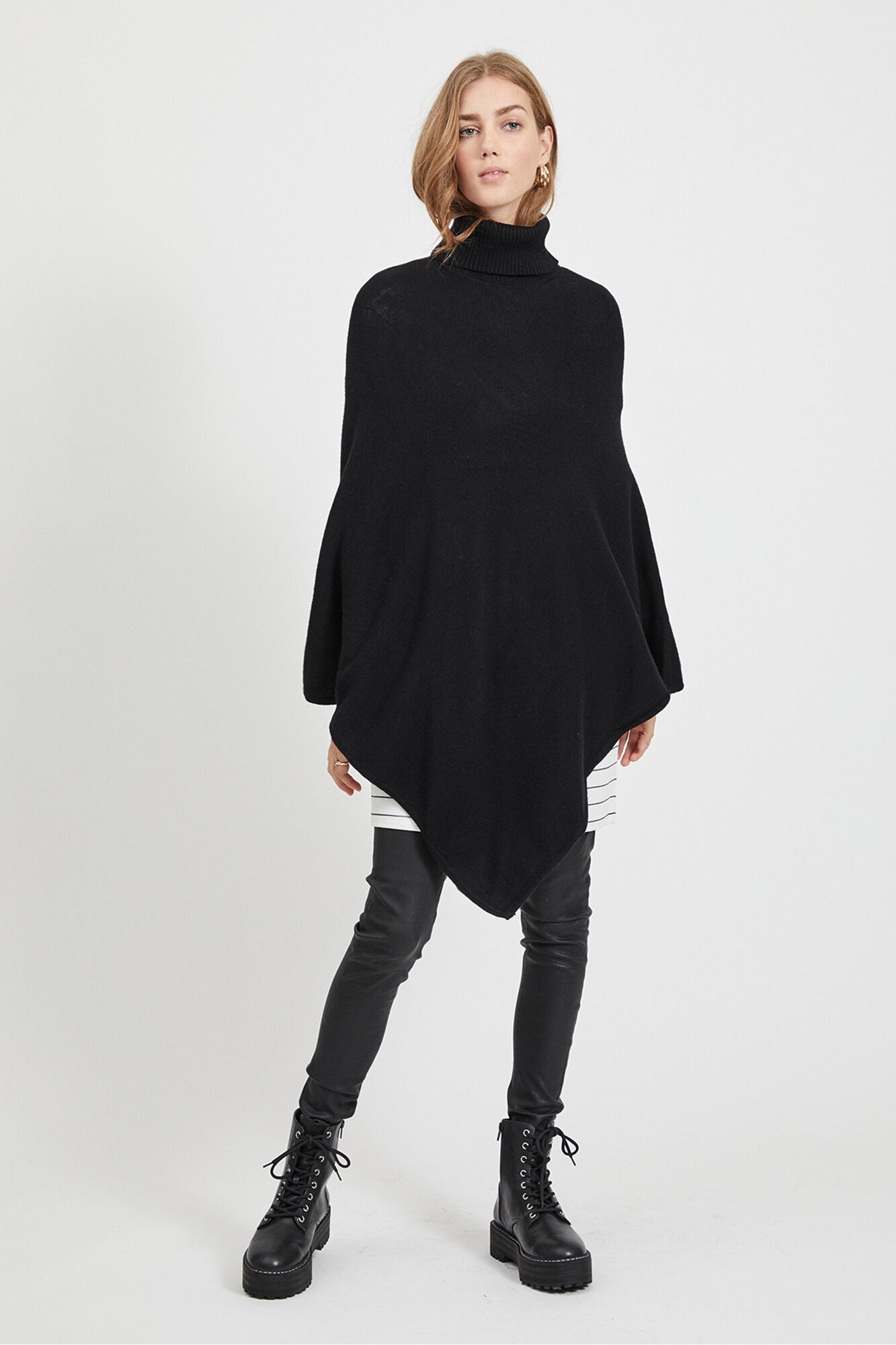 Vila Poncho de malha com gola alta