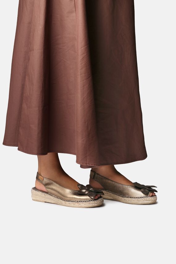 Alpargata peep toe en piel brillante