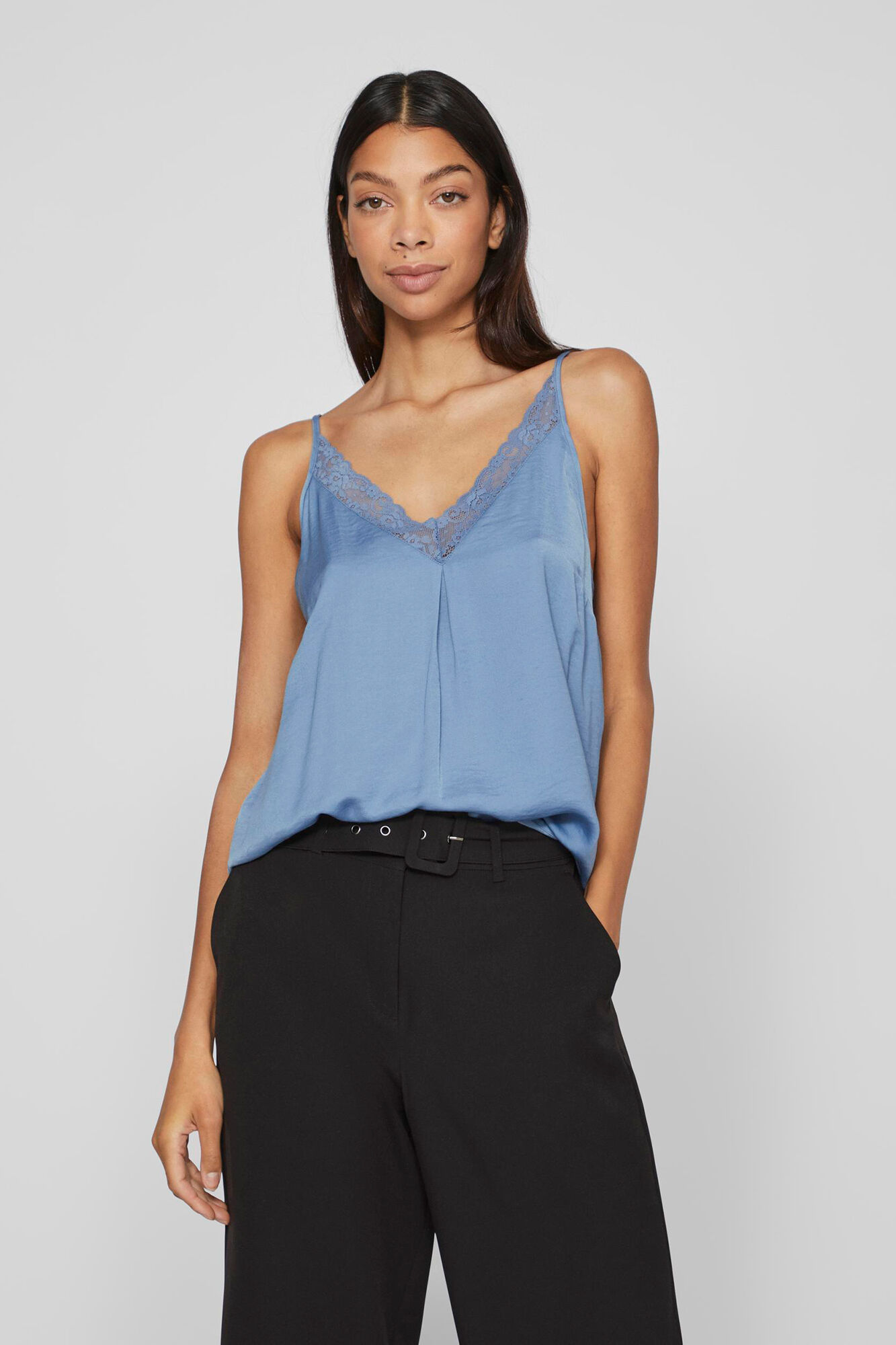 Vila Blusa de al&ccedil;as ajust&aacute;veis fluida