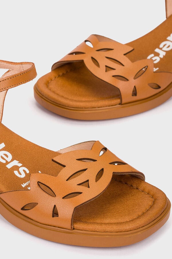 Wonders Sand&aacute;lias Moai01 Castanho