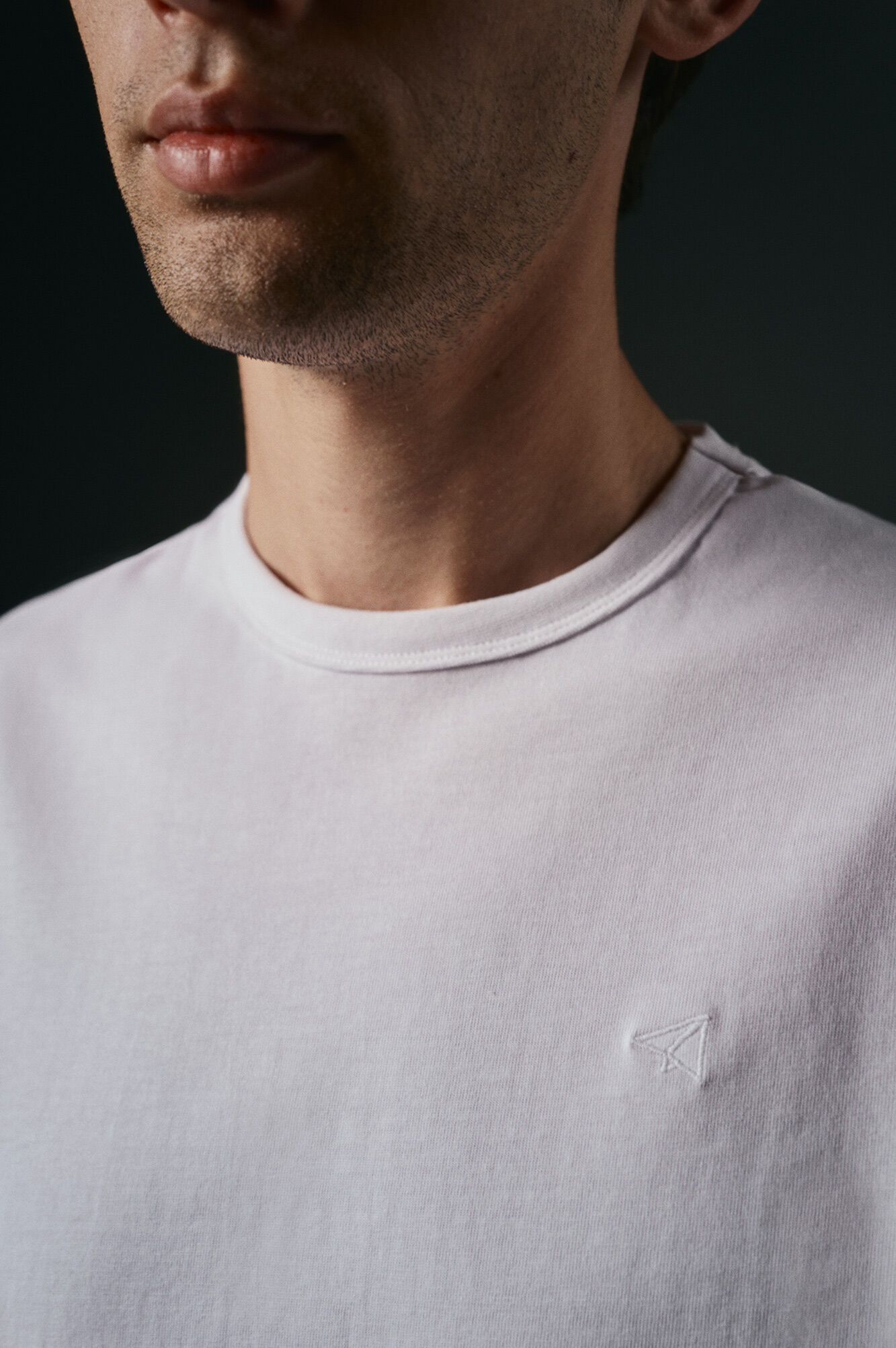 OOTO Camiseta b&aacute;sica con bordado avi&oacute;n