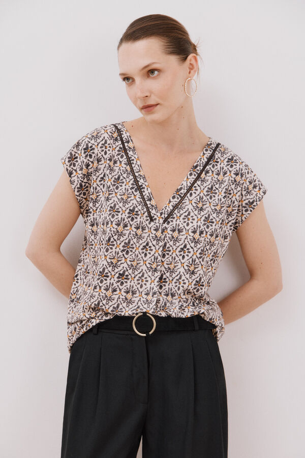 Cortefiel V -shirt with lace detail Printed white