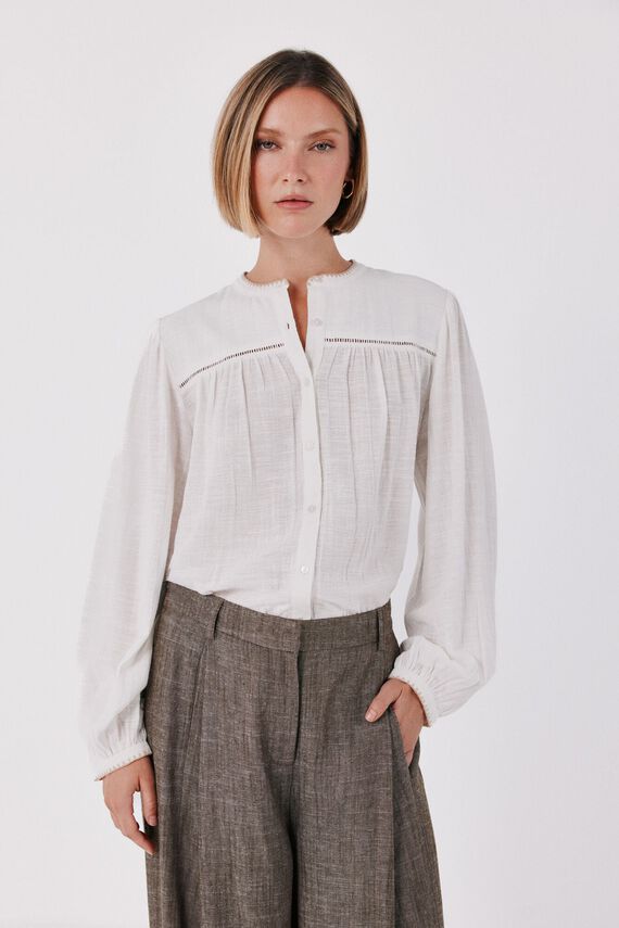Blusa bordado contraste
