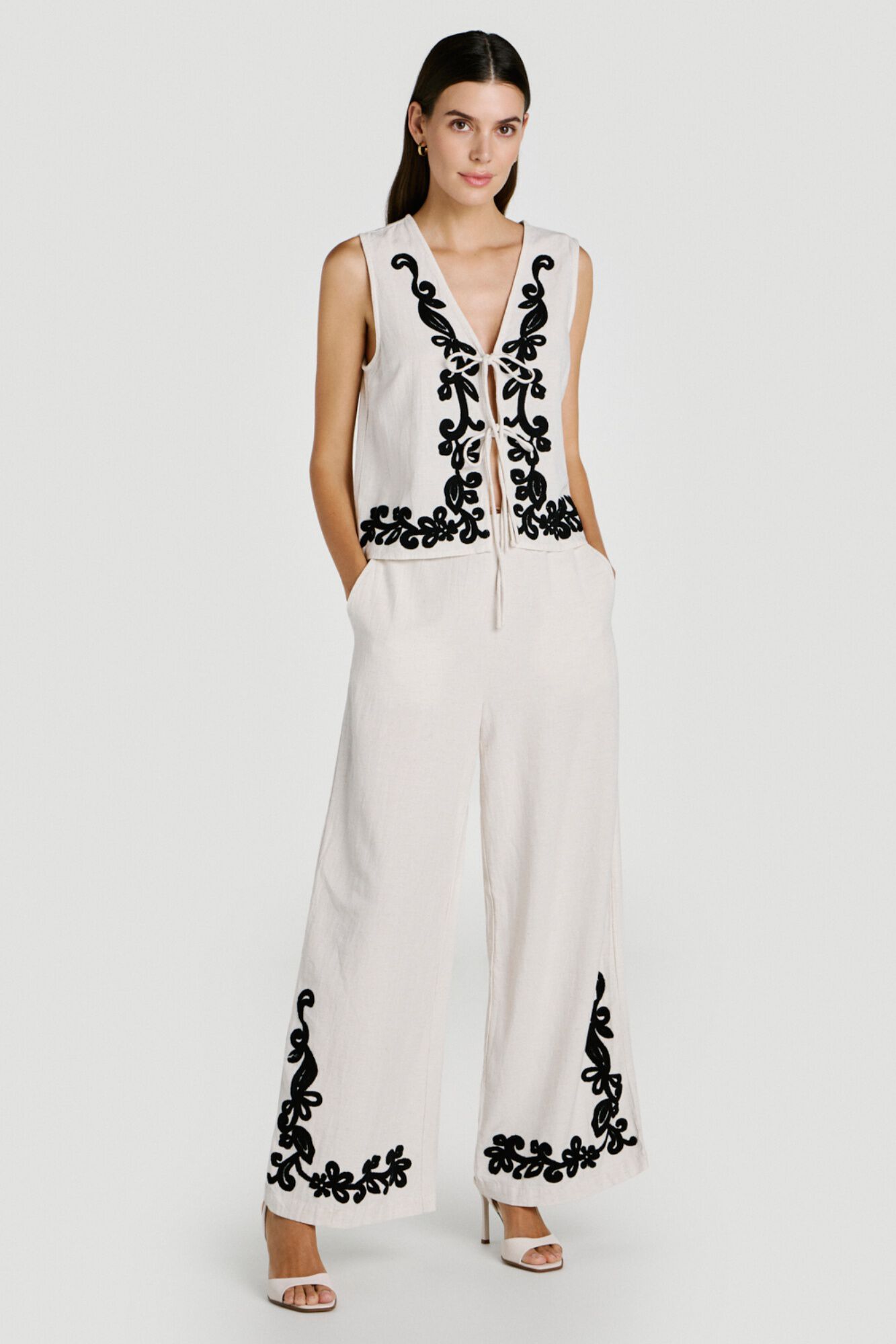 Vila Pantal&oacute;n largo de lino con bordados