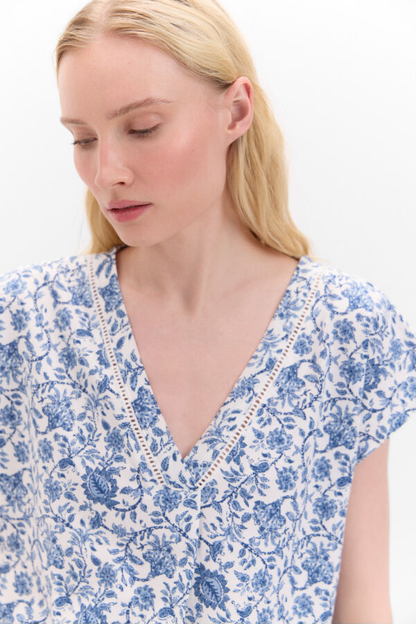 Cortefiel Camiseta pico con detalle puntilla Estampado azul