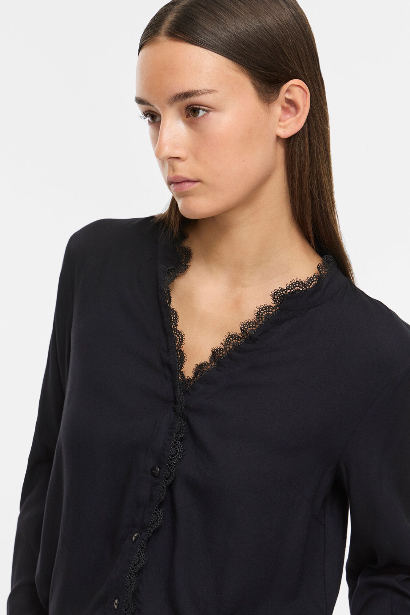 Vila Blusa de renda com decote em bico