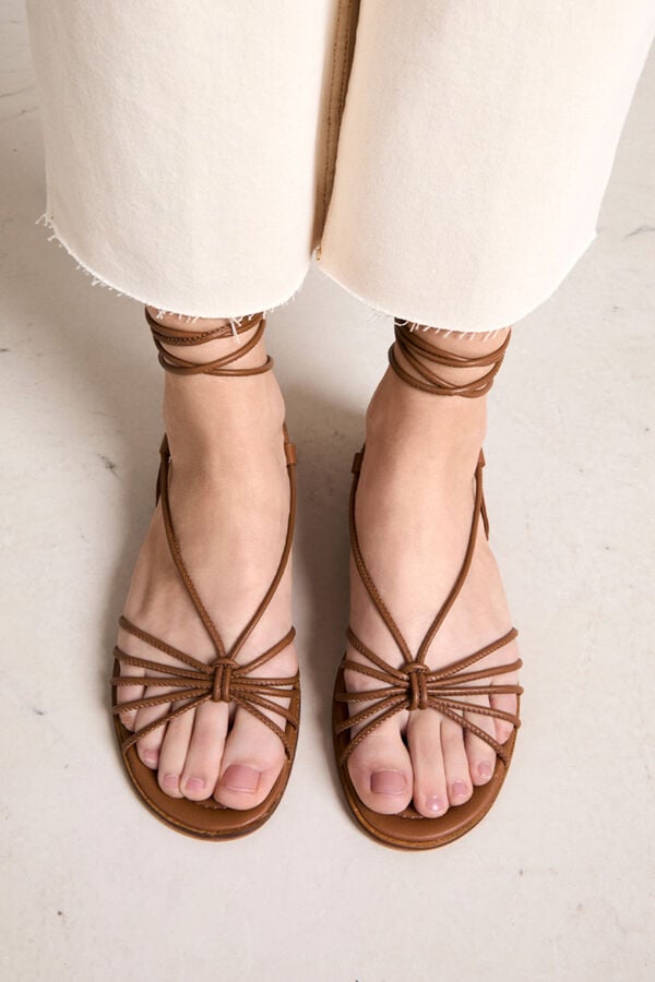 Bryan Stepwise Sand&aacute;lia rasa em pele Castanho