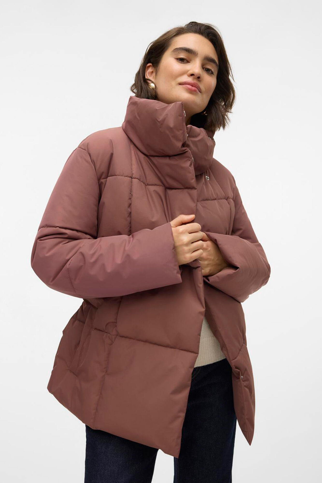 Plumifero corto con cinturon Abrigos y parkas de mujer Cortefiel