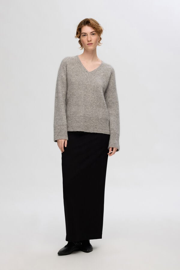 Cortefiel V- neck sweater made of wool and alpaca. Regular fit. Grey