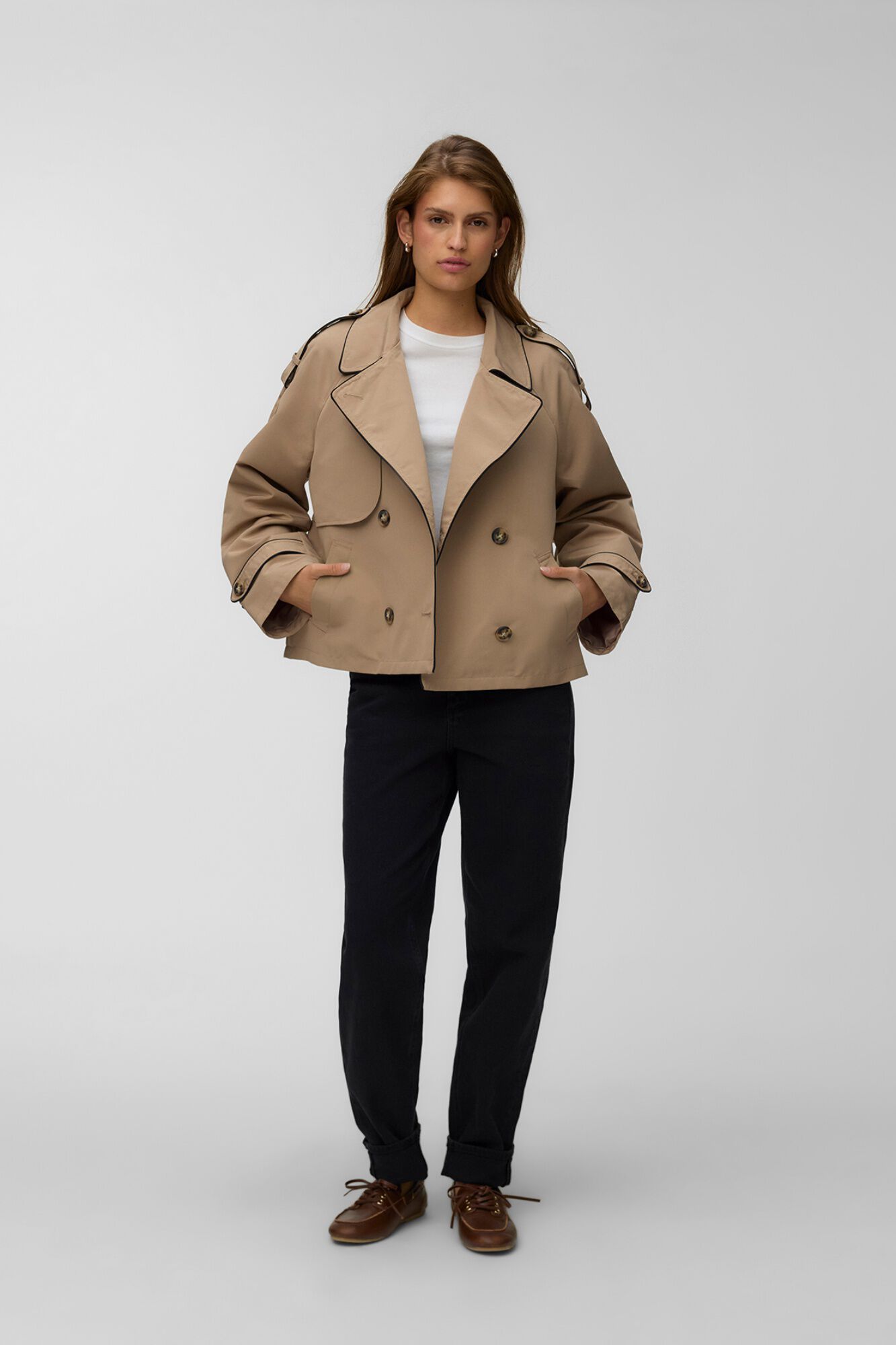 Vero Moda Gabardina corta con vivo contraste