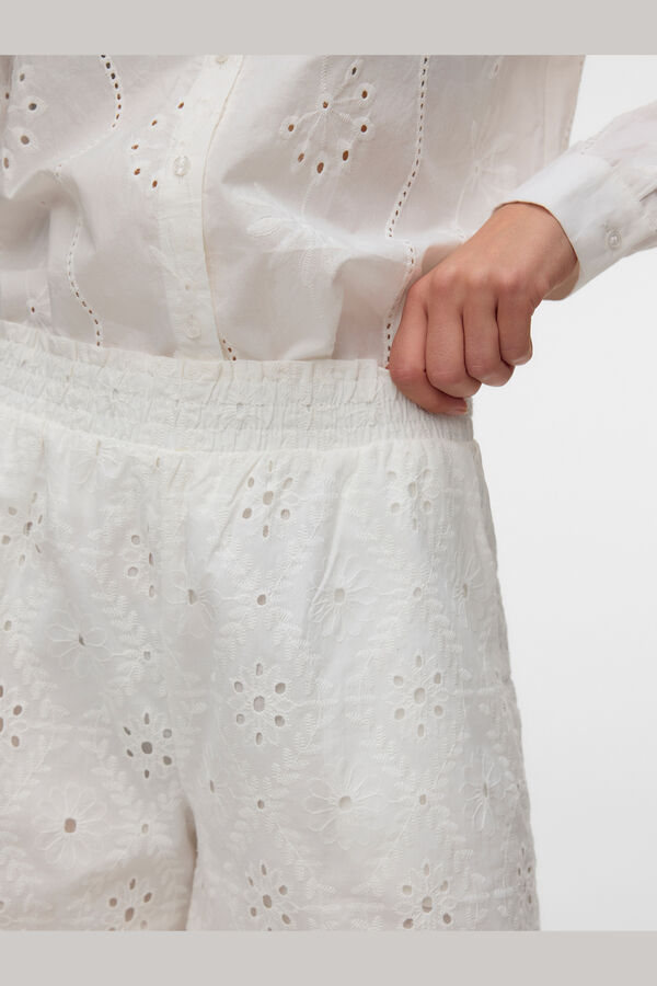 Vero Moda Cal&ccedil;&otilde;es com detalhes vazados Branco
