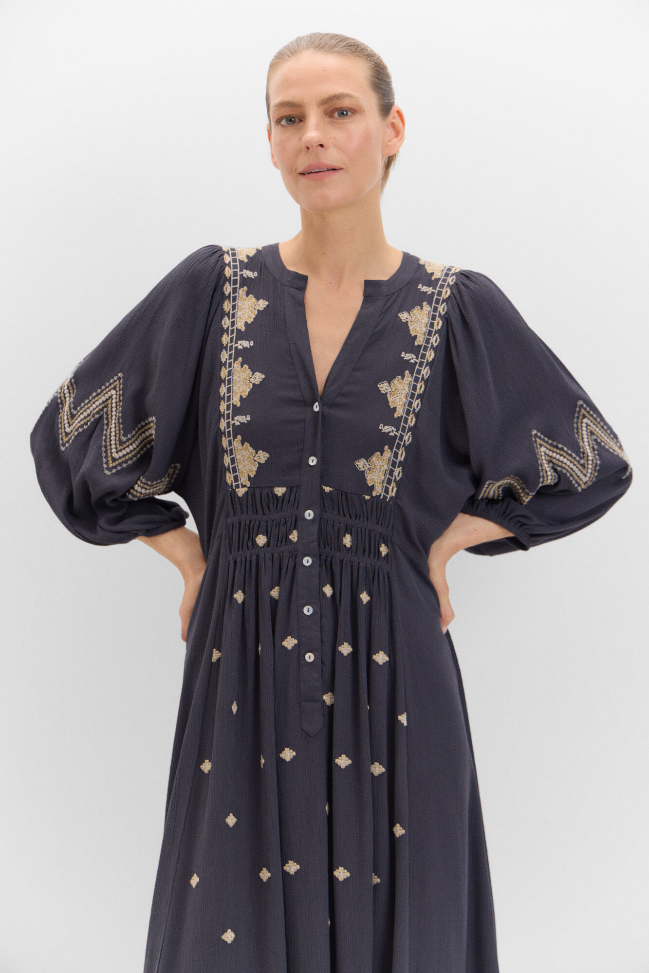 Cortefiel Vestido midi bordado