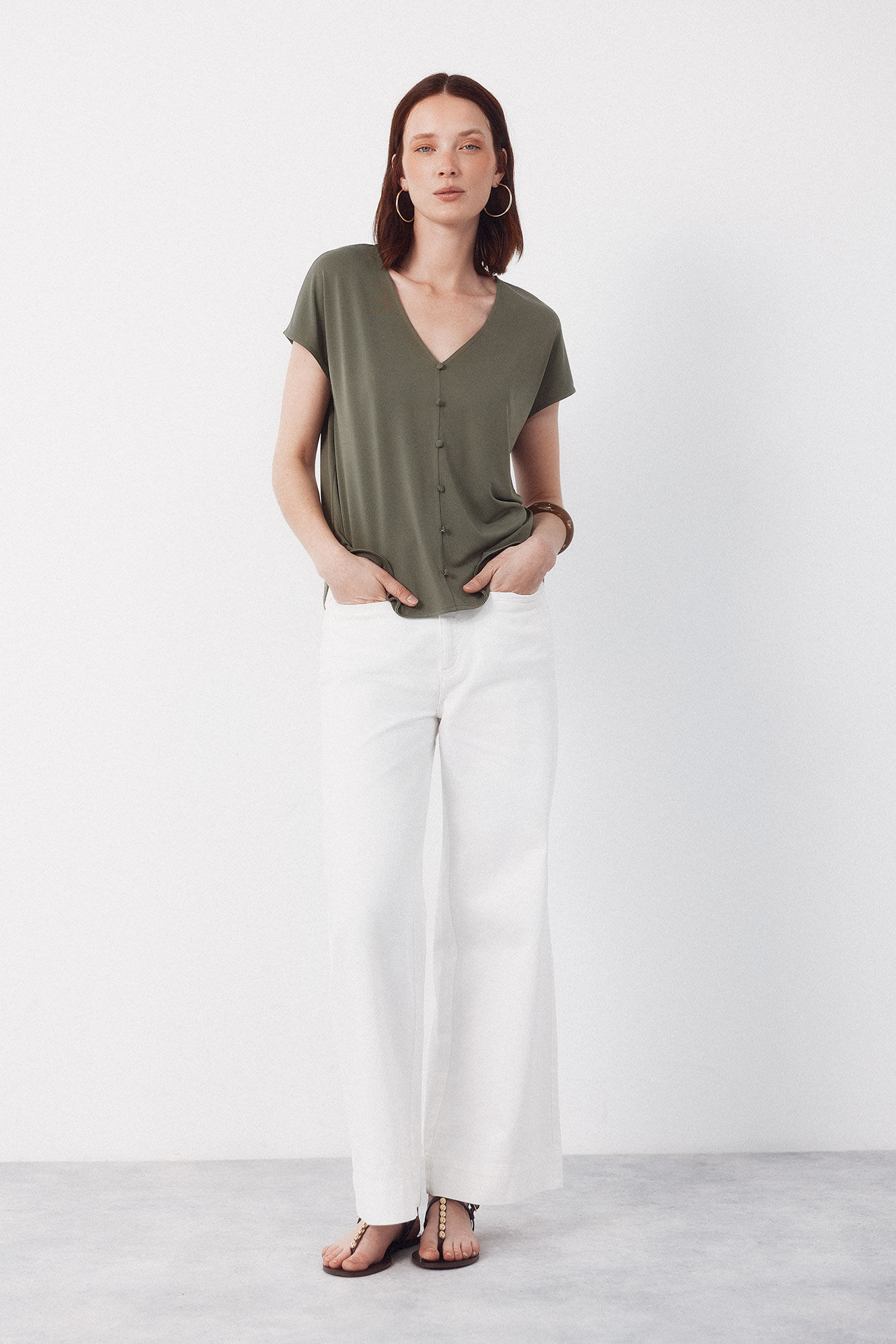 Cortefiel V- buttons neckline v