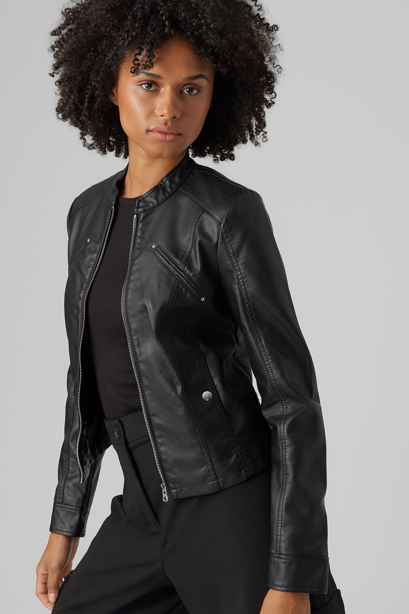 Vero Moda Blus&atilde;o gola Perkins efeito pele