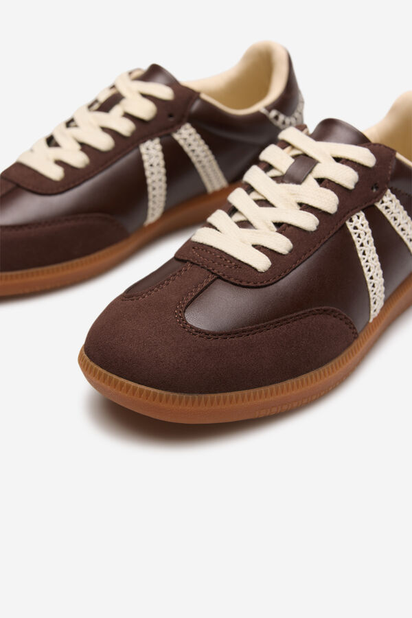 Cortefiel Zapatilla plana detalle crochet Marr&oacute;n oscuro