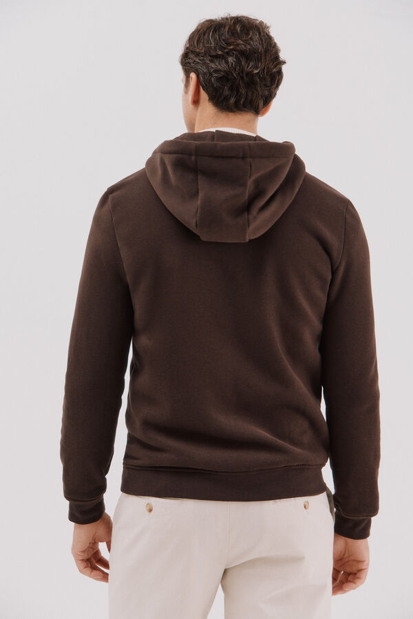 Cortefiel <br>-Regular fit<br>-Tejido felpa combinado con tejido técnico <br>-cierre frontal con cremallera, capucha y bolsillos laterales<br>-Al comprar nuestros productos de algodón estás apoyando nuestra inversión en la iniciativa Better Cotton. Este producto Dark brown