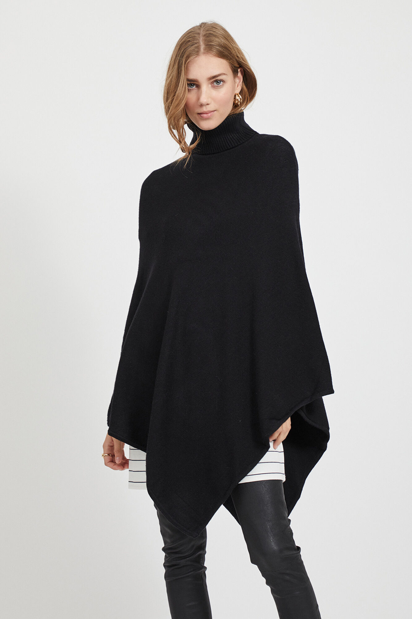 Vila Poncho de malha com gola alta