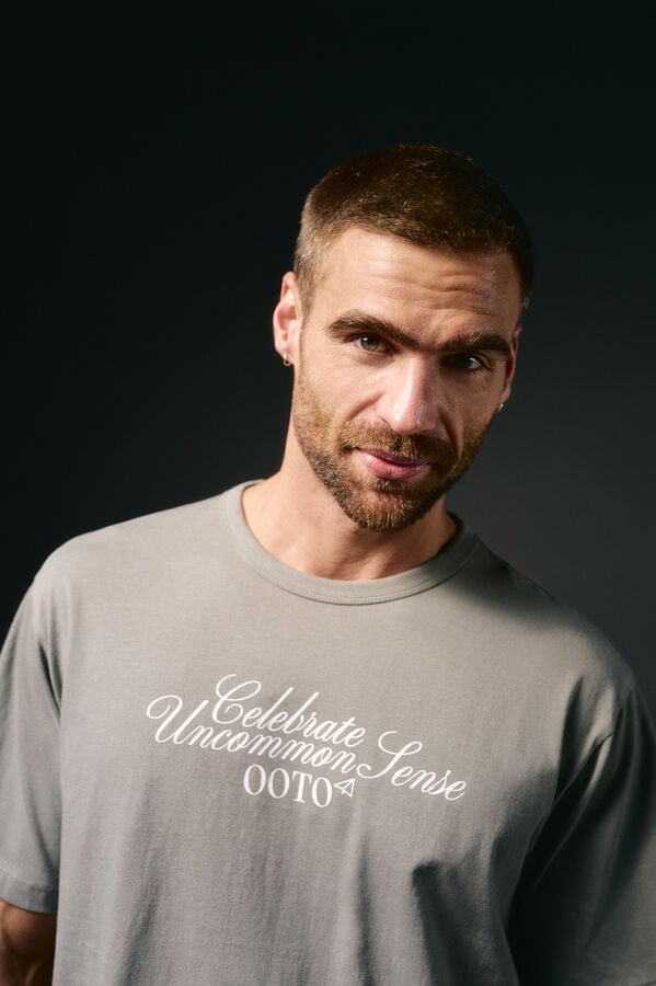 OOTO Camiseta gráfica lavada Kaki